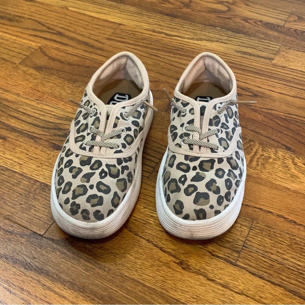 Hey Dude Wendy / Conway Slip-On Shoes Tan Leopard Print
Teen / Ladies Size 5
Sm